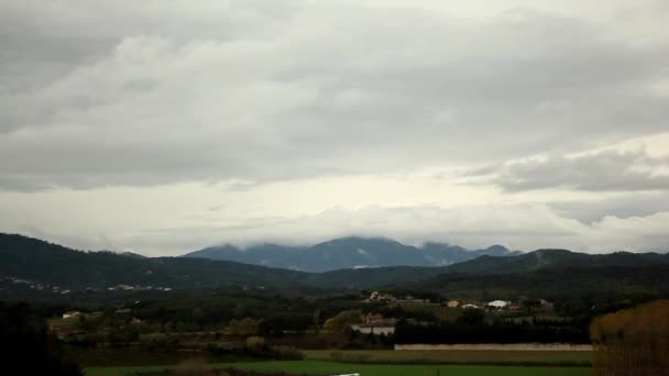 Nuvole di lasso di tempo che si formano sulle montagne — Video Stock