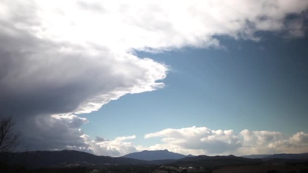 Czas wygaśnięcia clouds kształtujące nad górami — Wideo stockowe