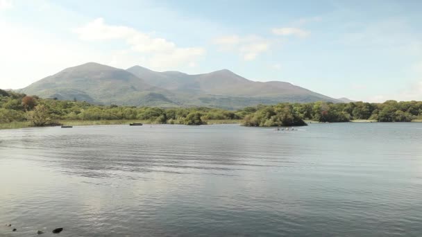 Lago tranquilo en el panorama de montaña — Vídeo de stock