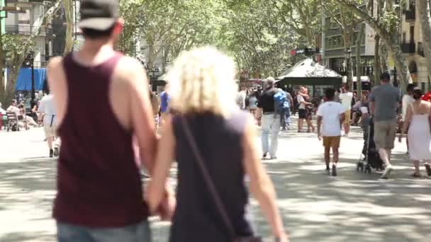 Lidí, kteří jdou na barcelonské ulici — Stock video