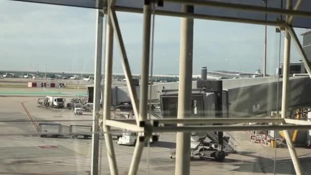 Flugzeug wartet auf Boarding — Stockvideo