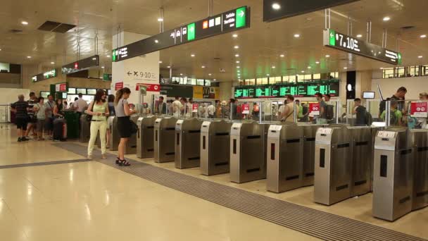 Mensen met behulp van de ticket gate op station — Stockvideo