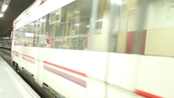 Passeggeri che utilizzano il treno urbano — Video Stock