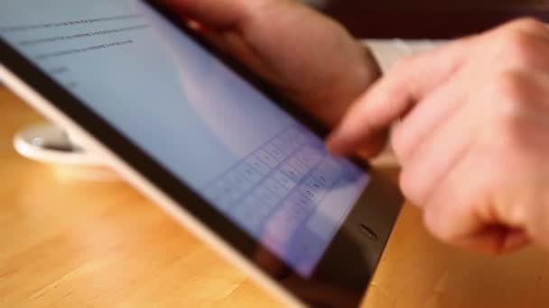 un homme d'affaires utilisant une tablette