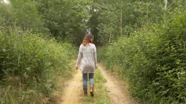 Meisje wandelen in het bos — Stockvideo