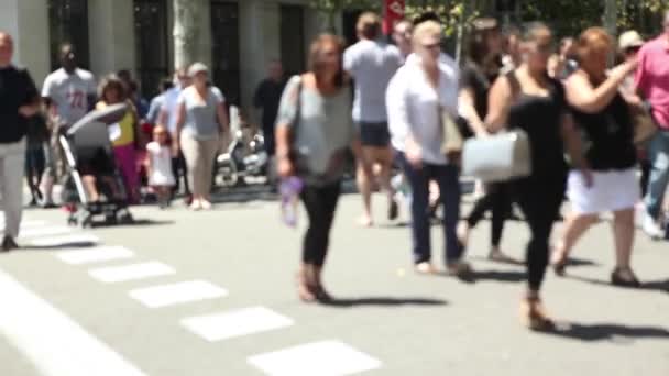 도시에서 사람들이 건너 거리 — 비디오