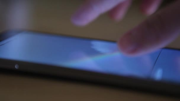 Человек прокручивает на мобильном телефоне — стоковое видео