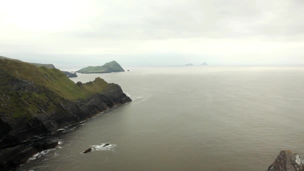 İrlanda etkileyici kayalıklarla — Stok video
