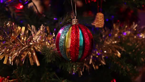 Árbol de Navidad con decoraciones — Vídeos de Stock