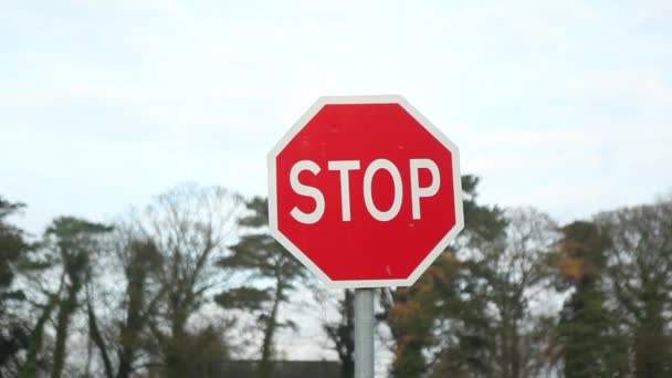 Stoppschild auf Straße — Stockvideo