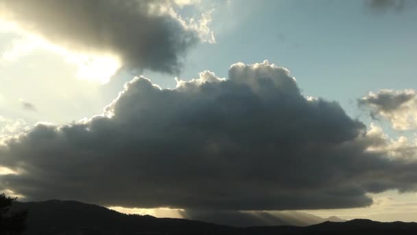 Nubes de lapso de tiempo formándose sobre montañas — Vídeos de Stock