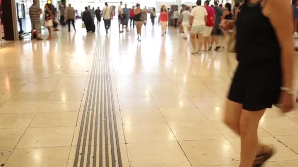 Lidí, kteří jdou na barcelonské vlakové nádraží — Stock video