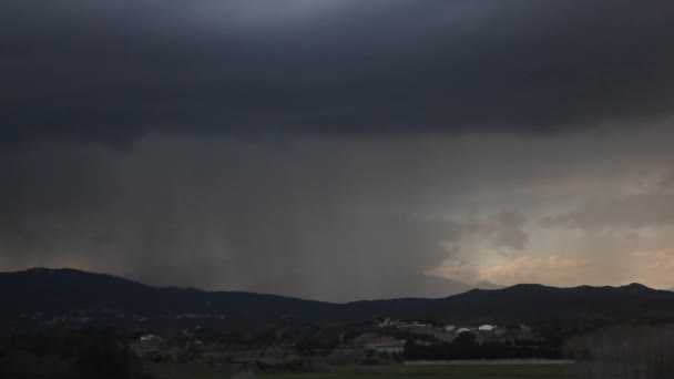 Ώρα λήξη σύννεφα σχηματίζουν πάνω από τα βουνά — Αρχείο Βίντεο