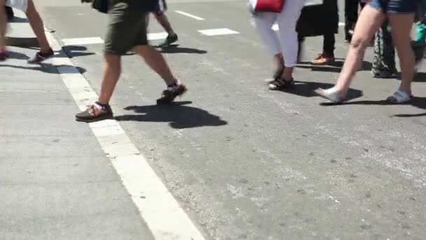 Emberek gyalogos átkelés utca — Stock videók