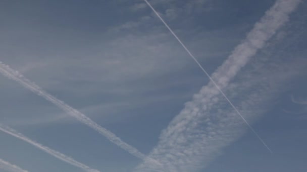 Letadlo stezky modré obloze — Stock video