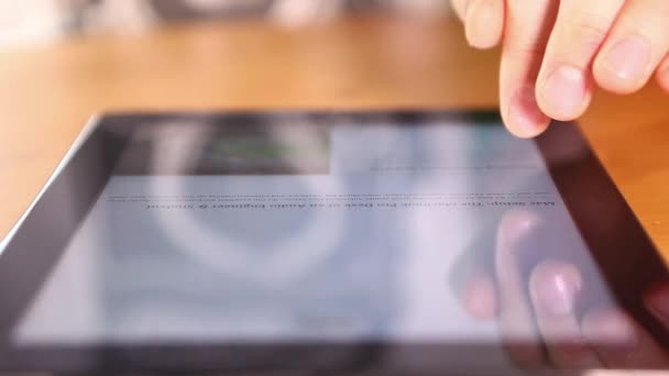 homme utilisant une tablette