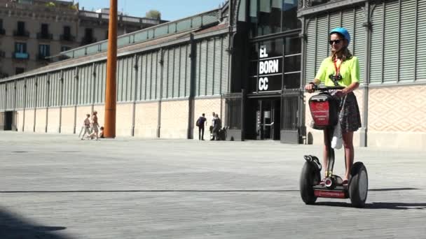 Vrouw rijden segway in Barcelona — Stockvideo