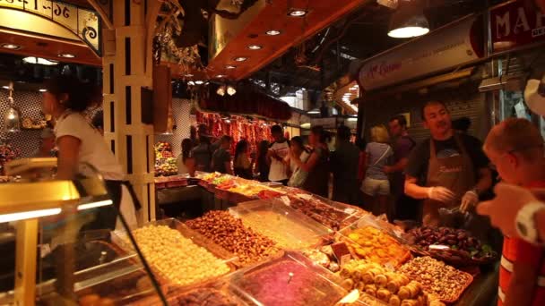 Mensen op de markt in Barcelona — Stockvideo