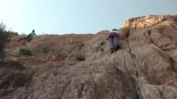 年轻女子爬上岩石 — 图库视频影像