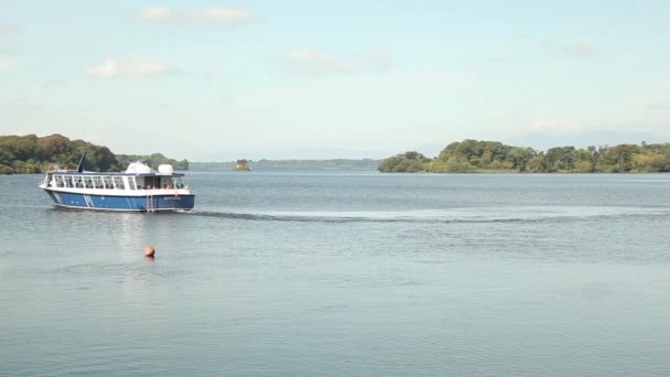 Navegación en barco por el lago — Vídeo de stock