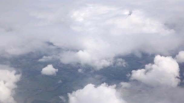 Облака на голубом небе — стоковое видео
