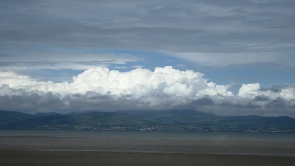 Nubes formándose sobre el timelapse de la playa — Vídeo de stock
