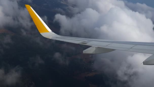 Wing of the plane on a background of sky — Stock Video