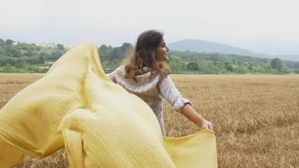 Красивая девушка на пшеничном поле — стоковое видео