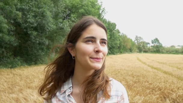 Hermosa chica en el campo de trigo — Vídeo de stock