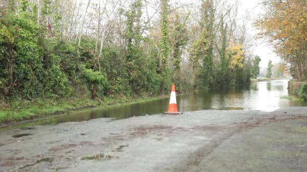 Route inondée et cône de circulation — Video