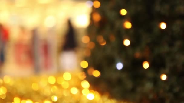 Pohon Natal yang indah di pusat perbelanjaan — Stok Video