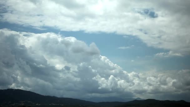 Nuvens de lapso temporal que se formam sobre montanhas — Vídeo de Stock