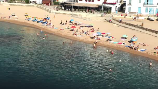 Mensen op beach in Blanes, Spanje — Stockvideo