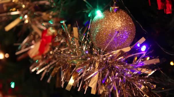 Kerstboom met versieringen — Stockvideo