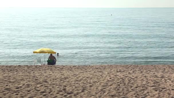 Люди на пляж Бланес, Іспанія — стокове відео