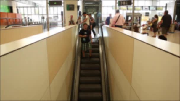 Ludzie na ruchomych schodach przy dworcu — Wideo stockowe