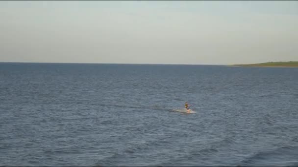 Кітсерфінг у спокійному морі — стокове відео