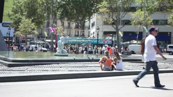 バルセロナの通りの上を歩く人 — ストック動画