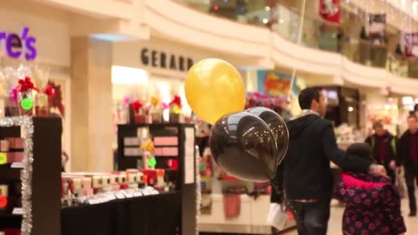 İnsanlar Noel öncesi alışveriş — Stok video