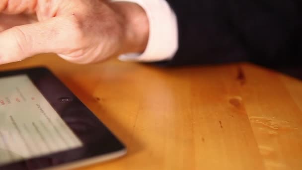 un homme d'affaires utilisant une tablette