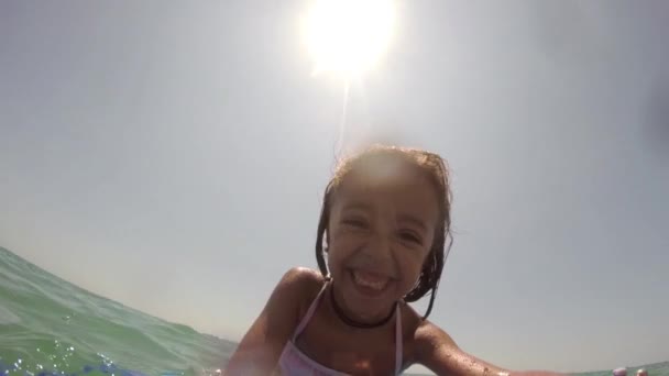Девушка счастлива на доске для серфинга — стоковое видео