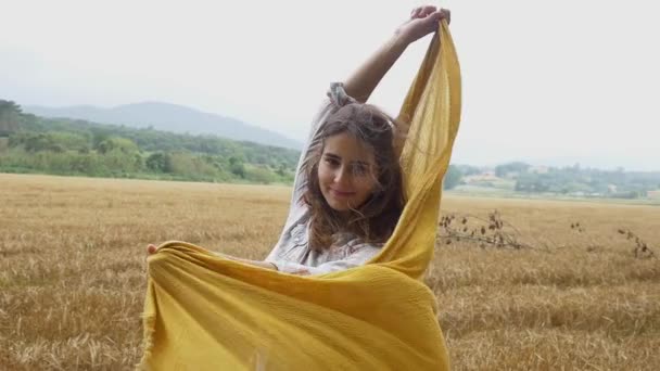 Красивая девушка на пшеничном поле — стоковое видео
