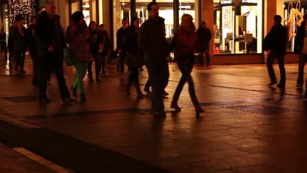 Mensen wandelen en winkelen voor Kerstmis — Stockvideo