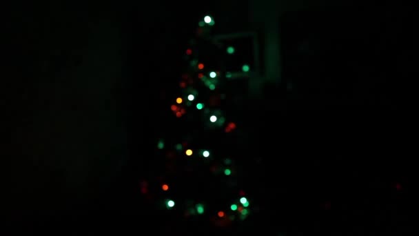 Arbre de Noël avec décorations dans l'obscurité 