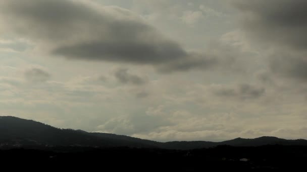Tijd lapse wolken vervormen over bergen — Stockvideo