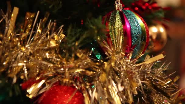 圣诞树上有装饰品 — 图库视频影像
