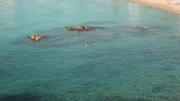 Pessoas na praia em Blanes, Espanha — Vídeo de Stock