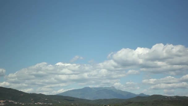 Nuvens de lapso temporal que se formam sobre montanhas — Vídeo de Stock