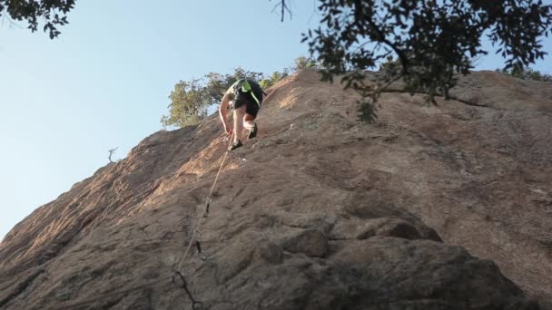 在岩石上攀爬的年轻男人 — 图库视频影像