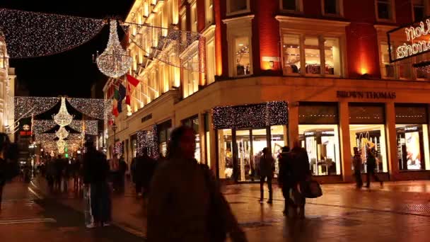 Mensen wandelen en winkelen voor Kerstmis — Stockvideo